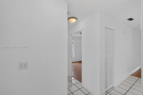 House in Florida City, Florida 4 bedrooms, 103.68 sq.m. № 2294110 - photo 11