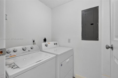 House in Florida City, Florida 4 bedrooms, 103.68 sq.m. № 2294110 - photo 16