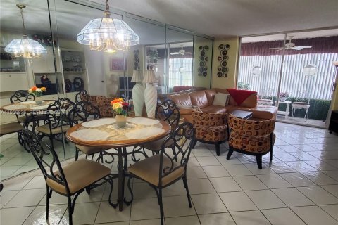 Condo in Sunrise, Florida, 2 bedrooms  № 2010703 - photo 3