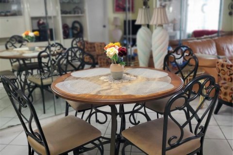 Condo in Sunrise, Florida, 2 bedrooms  № 2010703 - photo 9