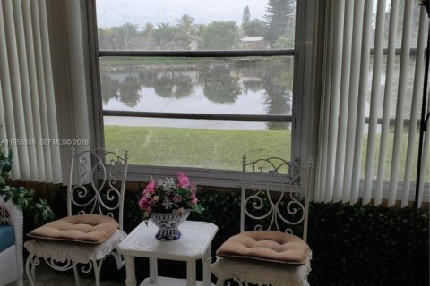 Condo in Sunrise, Florida, 2 bedrooms  № 2010703 - photo 11