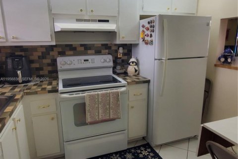 Condo in Sunrise, Florida, 2 bedrooms  № 2010703 - photo 16