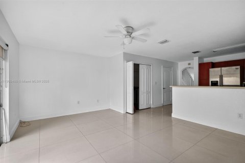 Townhouse in Miramar, Florida 3 bedrooms, 136.57 sq.m. № 1953786 - photo 12