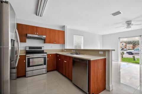 Townhouse in Miramar, Florida 3 bedrooms, 136.57 sq.m. № 1953786 - photo 11