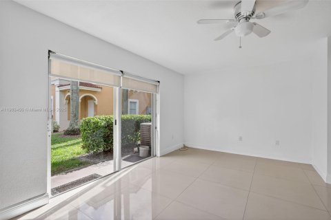 Townhouse in Miramar, Florida 3 bedrooms, 136.57 sq.m. № 1953786 - photo 16