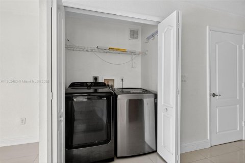 Townhouse in Miramar, Florida 3 bedrooms, 136.57 sq.m. № 1953786 - photo 15