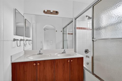 Townhouse in Miramar, Florida 3 bedrooms, 136.57 sq.m. № 1953786 - photo 21