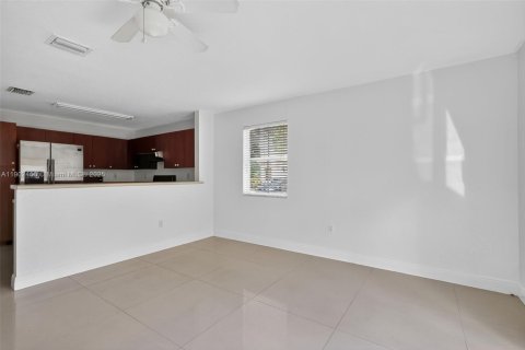 Townhouse in Miramar, Florida 3 bedrooms, 136.57 sq.m. № 1953786 - photo 13