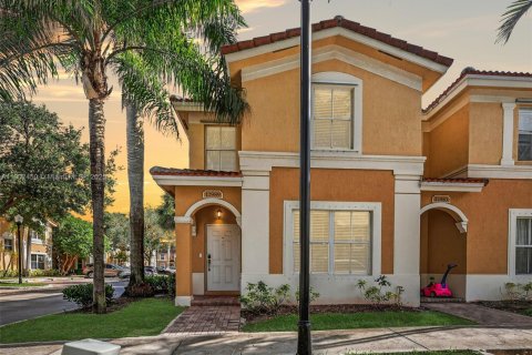 Townhouse in Miramar, Florida 3 bedrooms, 136.57 sq.m. № 1953786 - photo 1