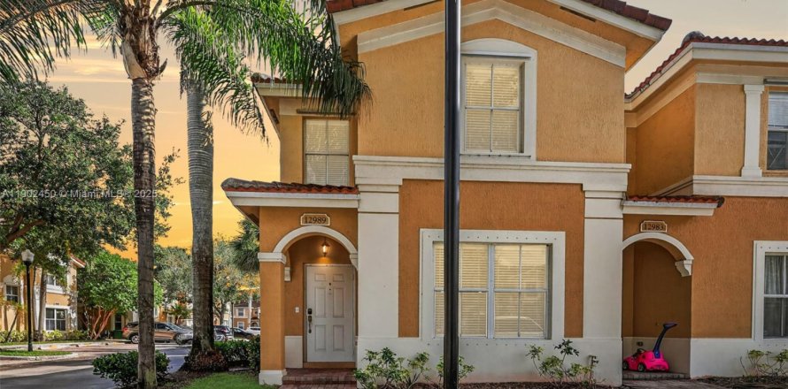Townhouse in Miramar, Florida 3 bedrooms, 136.57 sq.m. № 1953786