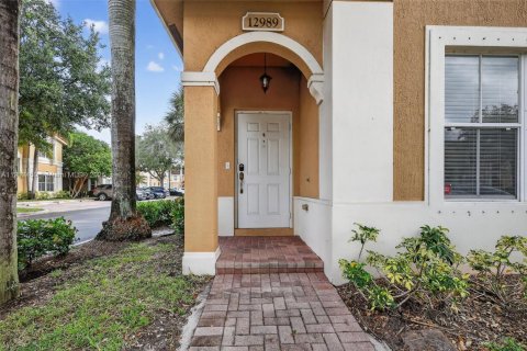 Townhouse in Miramar, Florida 3 bedrooms, 136.57 sq.m. № 1953786 - photo 3