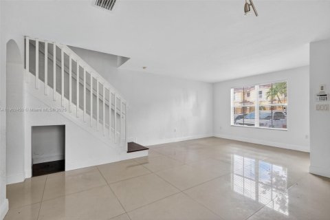 Townhouse in Miramar, Florida 3 bedrooms, 136.57 sq.m. № 1953786 - photo 7