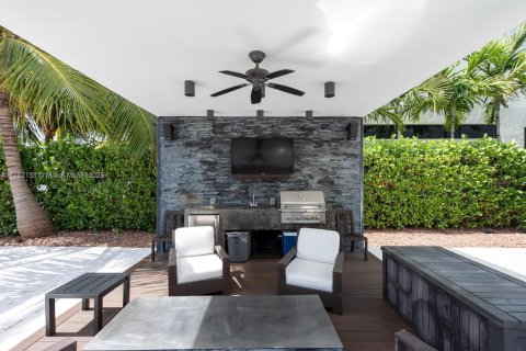 Casa en venta en North Miami, Florida, 8 dormitorios, 434.13 m2 № 1859955 - foto 12