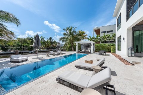 Casa en venta en North Miami, Florida, 8 dormitorios, 434.13 m2 № 1859955 - foto 4