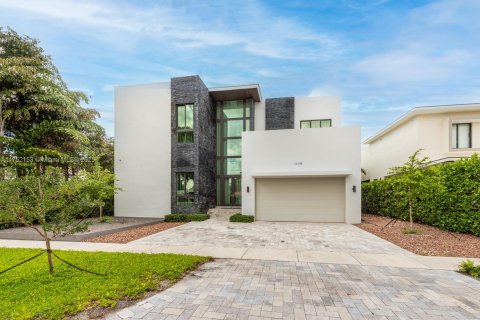 Casa en venta en North Miami, Florida, 8 dormitorios, 434.13 m2 № 1859955 - foto 2