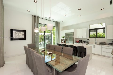 Casa en venta en North Miami, Florida, 8 dormitorios, 434.13 m2 № 1859955 - foto 19
