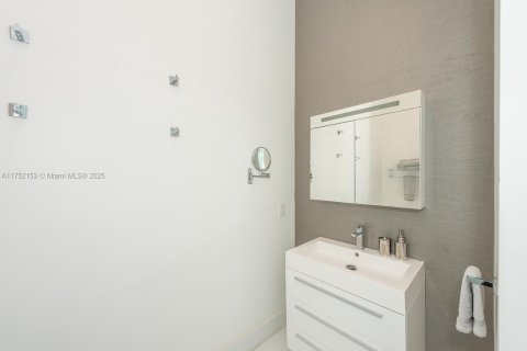 Casa en venta en North Miami, Florida, 8 dormitorios, 434.13 m2 № 1859955 - foto 24