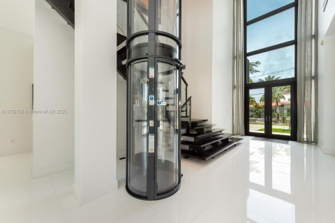 Casa en venta en North Miami, Florida, 8 dormitorios, 434.13 m2 № 1859955 - foto 15