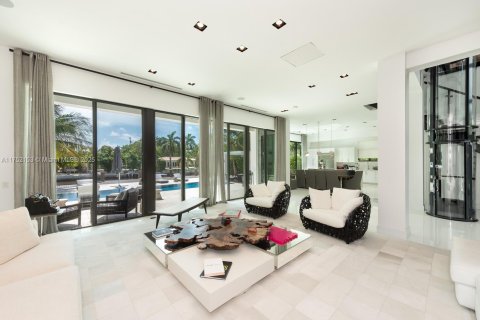 Casa en venta en North Miami, Florida, 8 dormitorios, 434.13 m2 № 1859955 - foto 18
