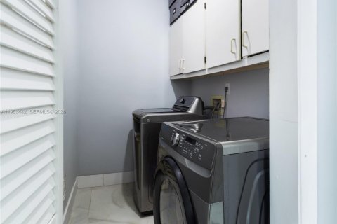 Casa en venta en Doral, Florida, 4 dormitorios, 248.51 m2 № 2029915 - foto 23