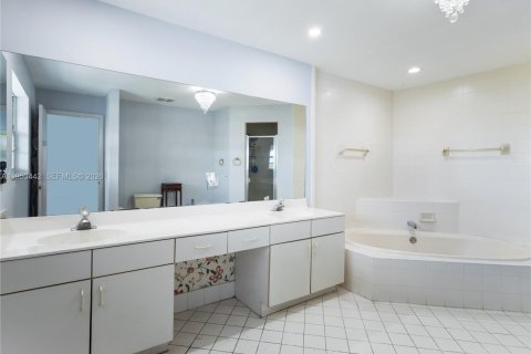 Casa en venta en Doral, Florida, 4 dormitorios, 248.51 m2 № 2029915 - foto 29