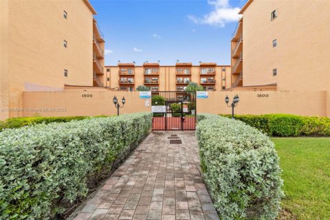 Condo à Hialeah, Floride, 3 chambres  № 2080030