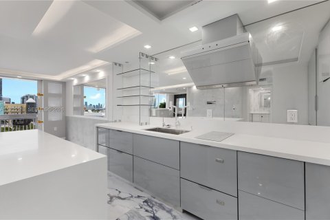 Condominio en venta en Miami Beach, Florida, 1 dormitorio, 61.22 m2 № 2090269 - foto 11