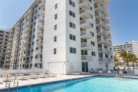 Condominio en venta en Miami Beach, Florida, 1 dormitorio, 61.22 m2 № 2090269 - foto 15