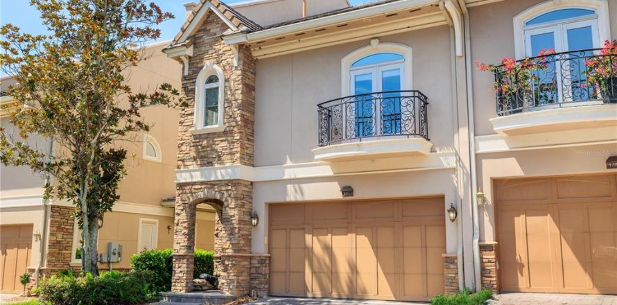 Adosado en Tarpon Springs, Florida 3 dormitorios, 294.5 m2 № 1900559