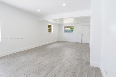 House in Opa-locka, Florida 3 bedrooms № 2023409 - photo 10