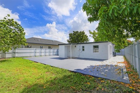 House in Opa-locka, Florida 3 bedrooms № 2023409 - photo 4