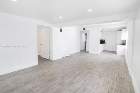 House in Opa-locka, Florida 3 bedrooms № 2023409 - photo 8