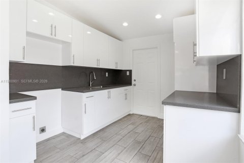 House in Opa-locka, Florida 3 bedrooms № 2023409 - photo 13