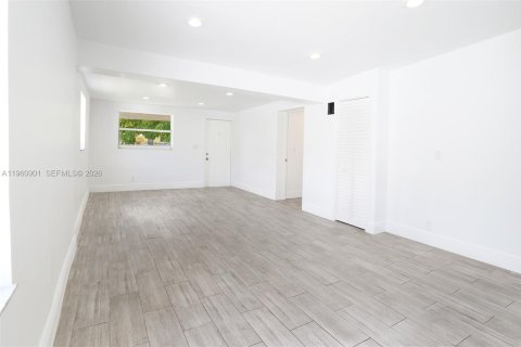 House in Opa-locka, Florida 3 bedrooms № 2023409 - photo 11