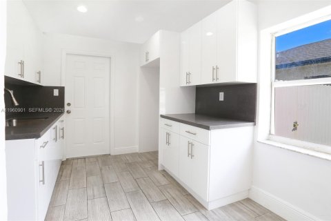 House in Opa-locka, Florida 3 bedrooms № 2023409 - photo 15