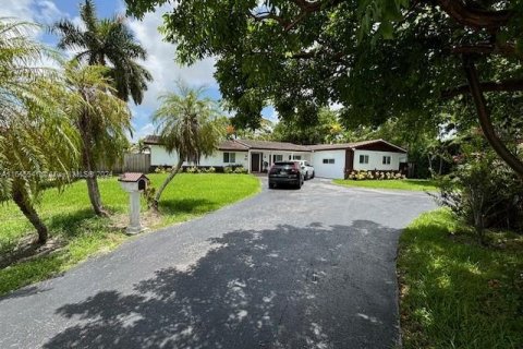 House in South Miami, Florida 3 bedrooms, 221.57 sq.m. № 1693874 - photo 1