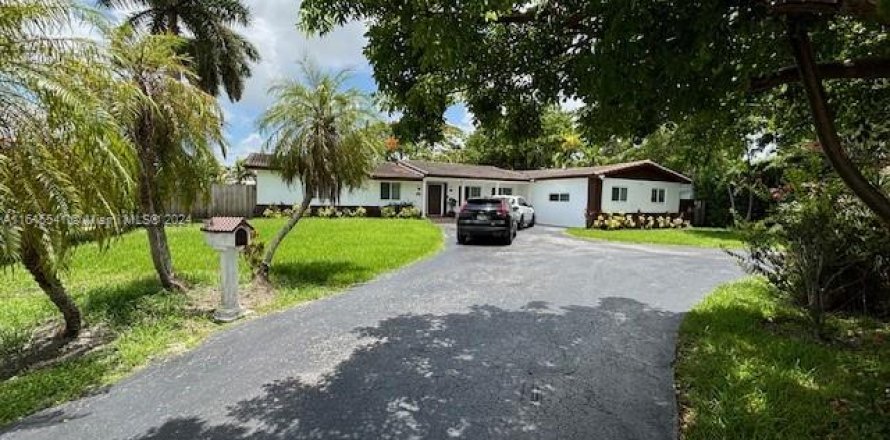 House in South Miami, Florida 3 bedrooms, 221.57 sq.m. № 1693874