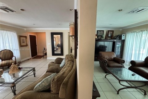 House in South Miami, Florida 3 bedrooms, 221.57 sq.m. № 1693874 - photo 5