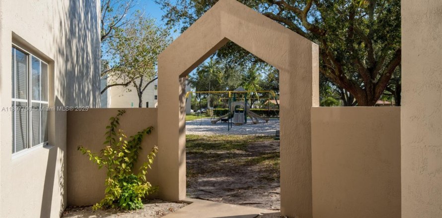 Кондоминиум с 2 спальнями в Хайалиа, Флорида № 1949641