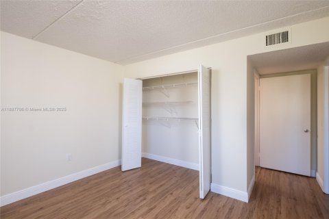 Снять в аренду кондоминиум в Хайалиа, Флорида 2 спальни, 93.27м2, № 1949641 - фото 17