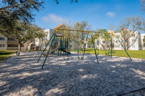 Снять в аренду кондоминиум в Хайалиа, Флорида 2 спальни, 93.27м2, № 1949641 - фото 3