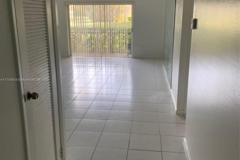 Condo in Lauderhill, Florida, 1 bedroom  № 1862590 - photo 1