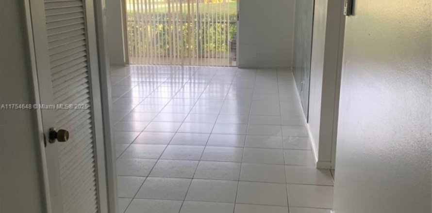 Condo in Lauderhill, Florida, 1 bedroom № 1862590