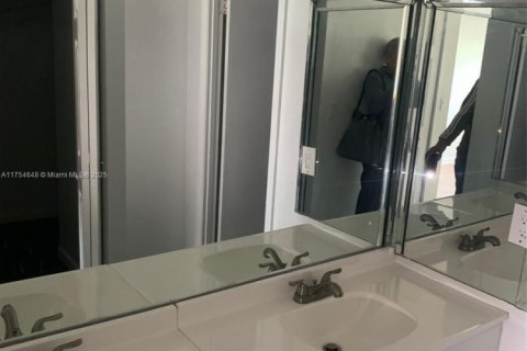 Condo in Lauderhill, Florida, 1 bedroom  № 1862590 - photo 10