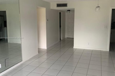 Condo in Lauderhill, Florida, 1 bedroom  № 1862590 - photo 2