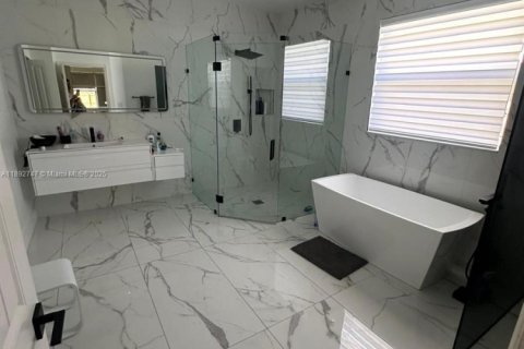 Villa ou maison à louer à Miami, Floride: 2 chambres, 211.35 m2 № 1946667 - photo 6