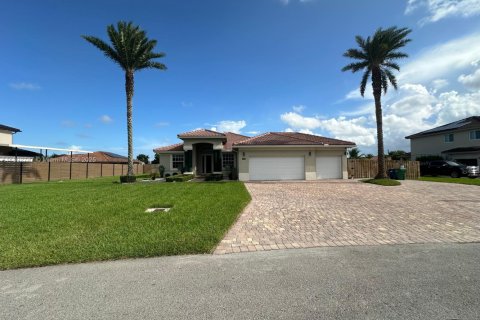 Villa ou maison à louer à Miami, Floride: 2 chambres, 211.35 m2 № 1946667 - photo 1