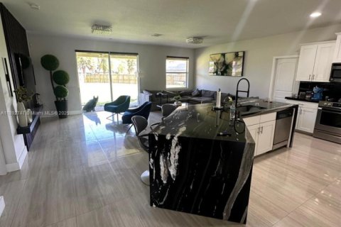 Villa ou maison à louer à Miami, Floride: 2 chambres, 211.35 m2 № 1946667 - photo 5
