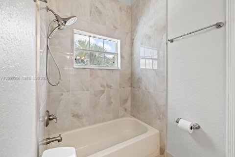 House in Vero Beach, Florida 4 bedrooms, 300.54 sq.m. № 2395088 - photo 30
