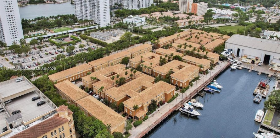 Таунхаус в Авентура, Флорида 3 спальни, 138.89м2 № 1927694